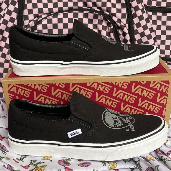 Vans Men’s Classic Slip-0n
Love You To Death Black/True Wht
VN0A5JMH6BT
Sneakers - Picture 3 of 16